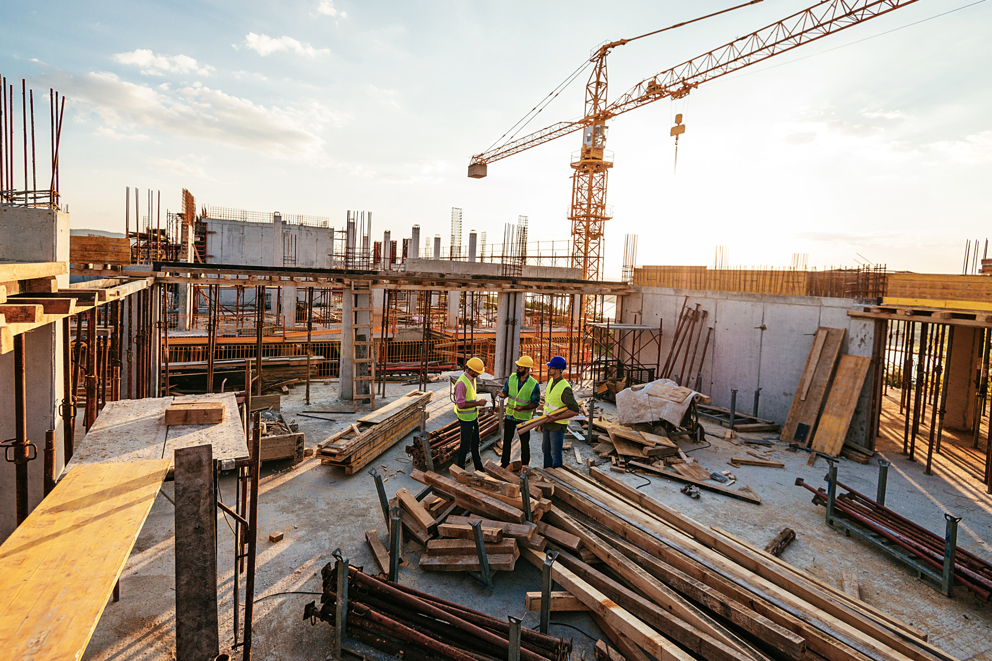 Byggarbetare diskuterar på en arbetsplats