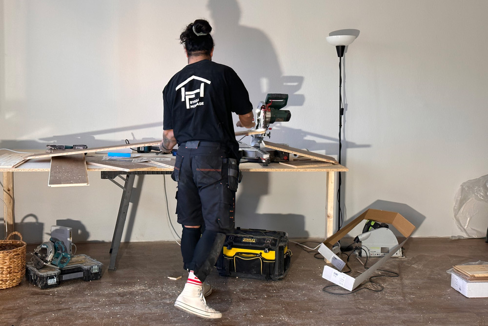 Nyrenoverat badrum med gråa väggar och golv